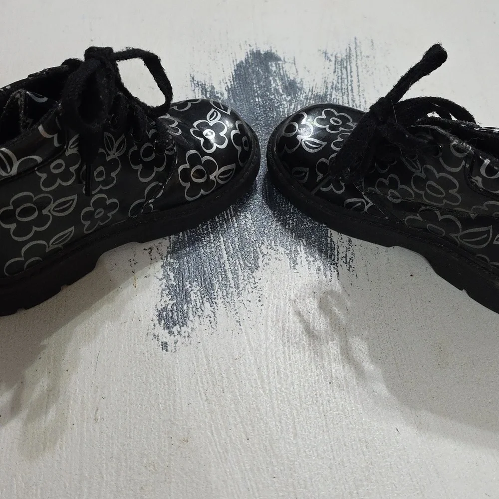 Stride Rite Girl's Chuckka Annkle Boor‎ Laces Black/Silver Floral Boots Sz 9 GUC